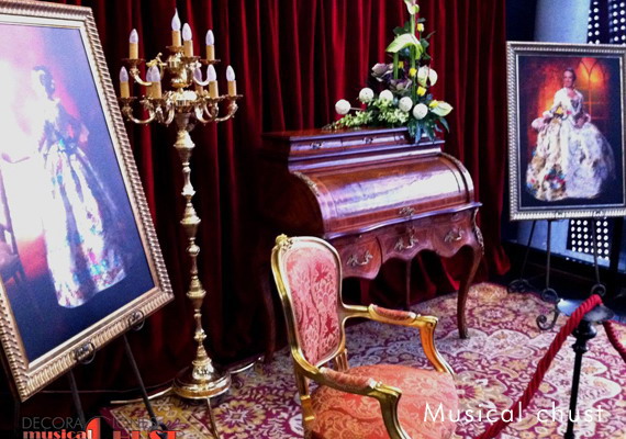 Adornos y Complementos variados de Decoración, candelabros, alfombras, Sillones Clásicos, Tresillos, Cordones y pilastras para delimitación de zonas, Cortinajes de dimensiones reducidas, Tripodes o Caballetes para cuadros o retratos etc.